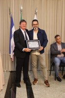  (<a class="download" href="https://www.santamariadejetiba.es.leg.br/institucional/fotos/sessao-solene-alusiva-ao-dia-do-colono-2025/whatsapp-image-2025-12-11-at-08-51-37-1.jpeg/at_download/image">Download</a>)