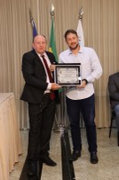  (<a class="download" href="https://www.santamariadejetiba.es.leg.br/institucional/fotos/sessao-solene-alusiva-ao-dia-do-colono-2025/whatsapp-image-2025-12-11-at-08-51-38-3.jpeg/at_download/image">Download</a>)