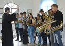 Senadora Rose de Freitas entrega instrumentos musicais à comunidade de São João do Garrafão